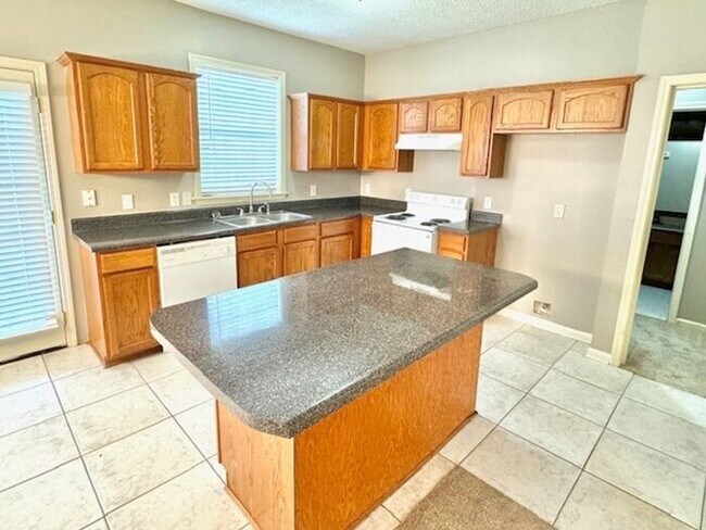 Building Photo - Cordova-Spacious 3 Bedroom 2.5 Home