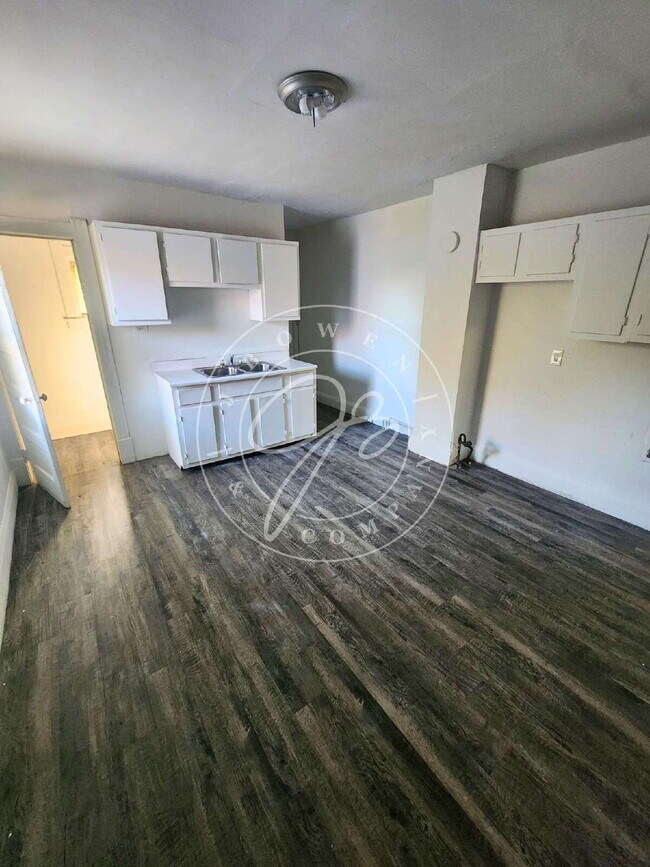 Building Photo - 2nd floor 2 bed- Spacious with full 3 seas...