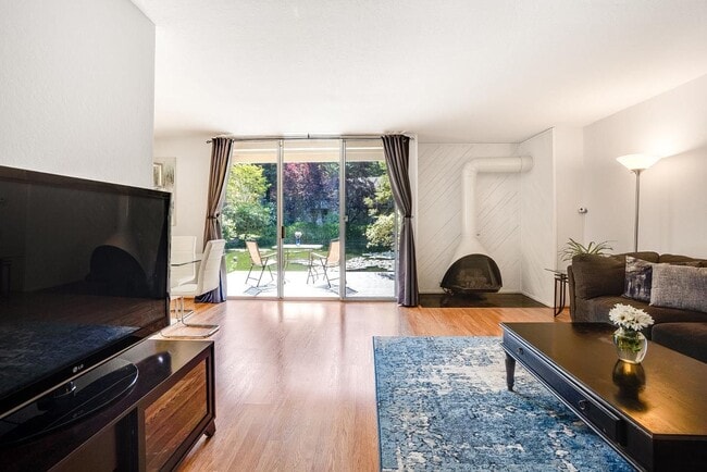 living room - 505 Cypress Point Dr