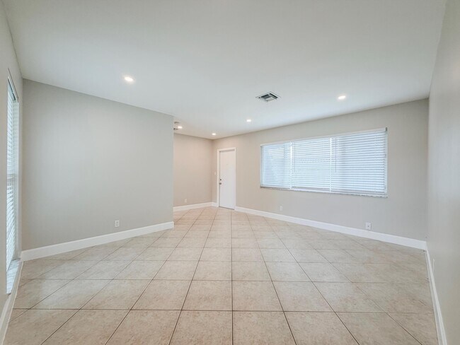 Foto del edificio - 541 NE 44th St