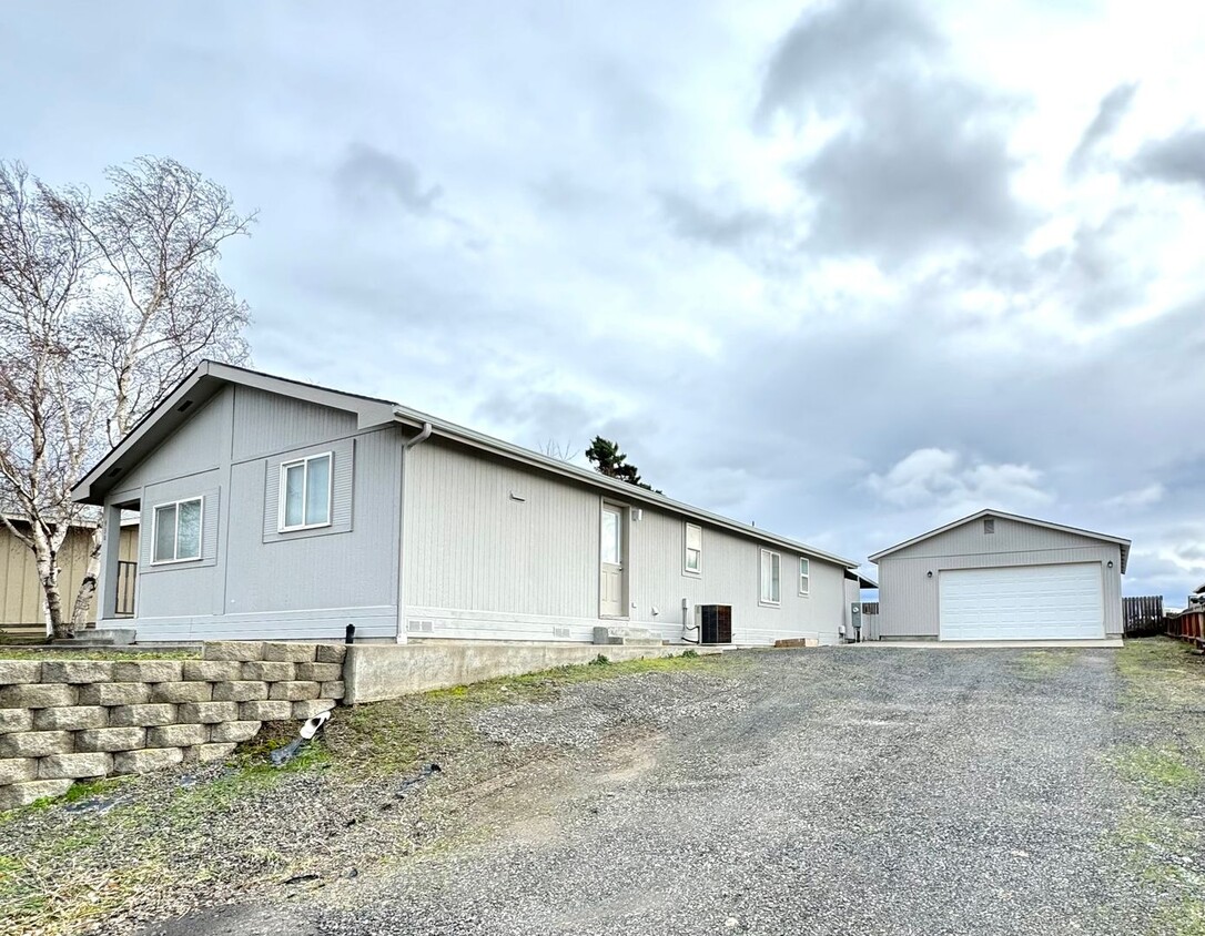 Foto principal - 3 Bed/2 Bath Home w/ Garage