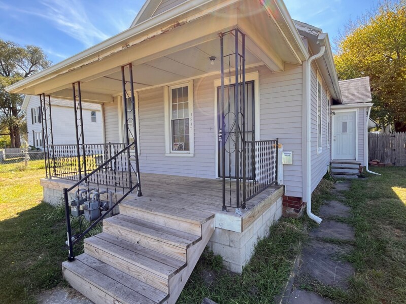 Primary Photo - 1547 Airline Ave
