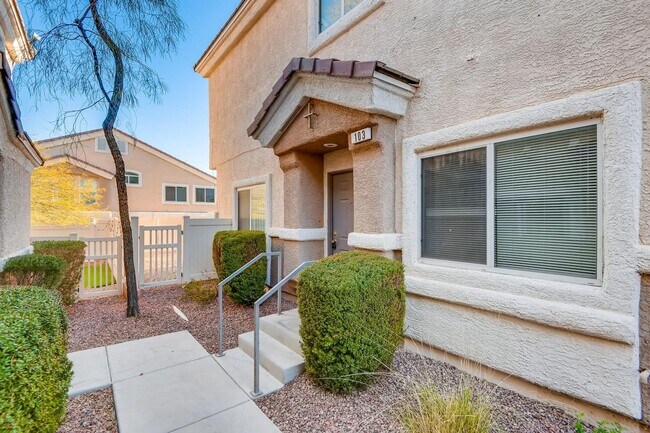 Building Photo - 3 Bedroom Townhome in Gated Henderson Comm...