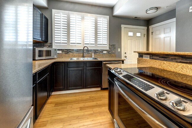 Foto del edificio - Modern 2-Bedroom Condo in LoHi
