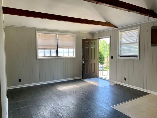 Building Photo - 2 Bedroom/1 Bath Duplex at 423 Cedar Valle...