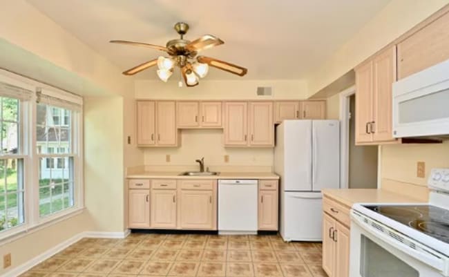 Foto del edificio - Charming 3-Level Townhome Backing to Woods in Prime Alexandria Location