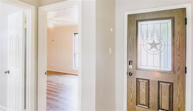 Foto del edificio - Specious 3 bedrooms 2 bathroom Available