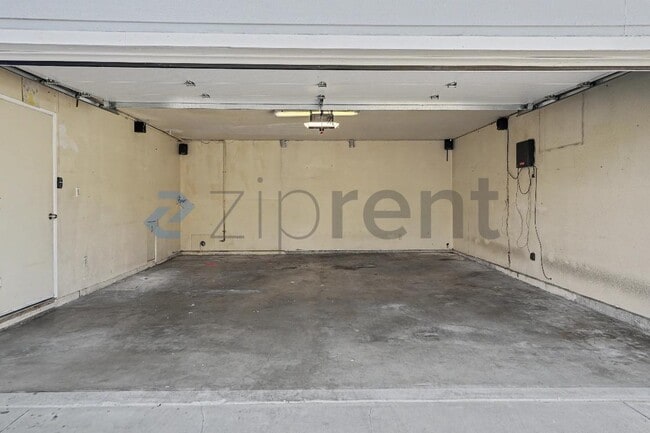 Building Photo - Unit