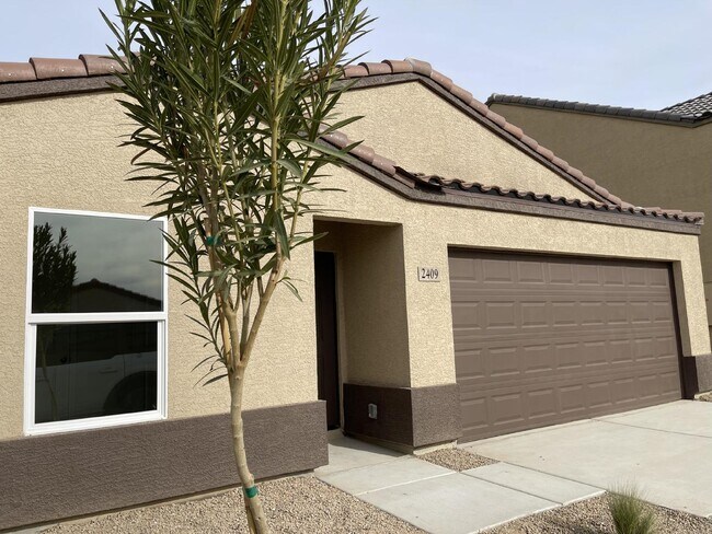 Building Photo - $1,675 rent - Home in gated community with...