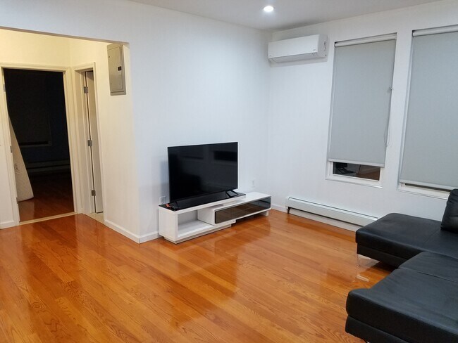 Foto del edificio - 2433 42nd St