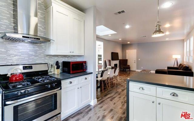 Foto principal - 16001 Wyandotte Street, Los Angeles, CA 91...