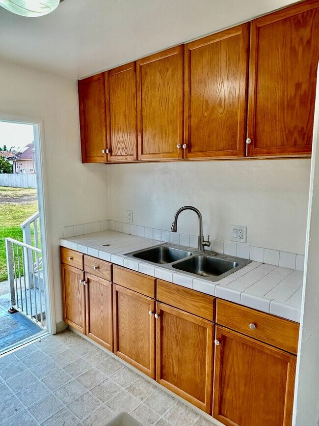 Foto del edificio - Bright & Airy 2 Bed / 1 Bath Apartment in Point Loma!