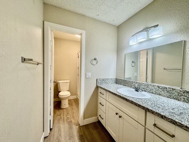 Building Photo - "Modern 3 Bed, 2 Bath Condo in the Heart o...