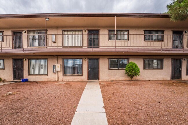 Foto del edificio - 1 Bedroom Downstairs  Condo Unit Near the Strip! Move in Special $199 for the first month rent!