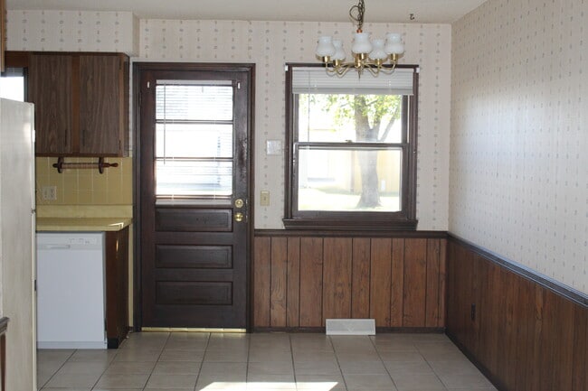 Comedor - 2252 W Twin Acres Ct