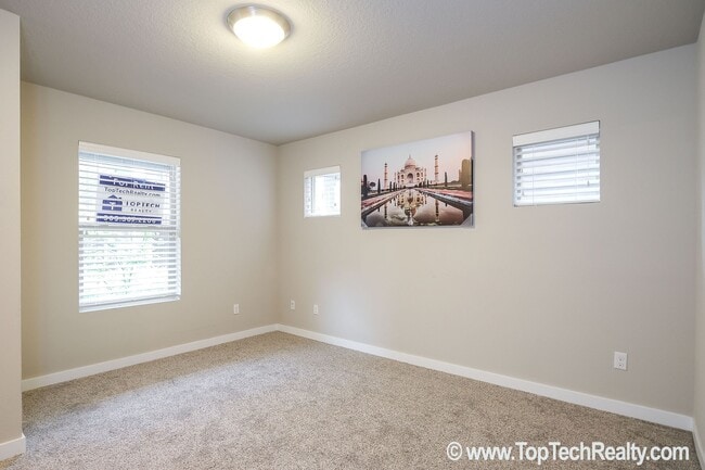 Foto del edificio - Outstanding 45 Central home with 3BR + Den / 2.5BA, Amazing upscale features, Across from Nike Wo...