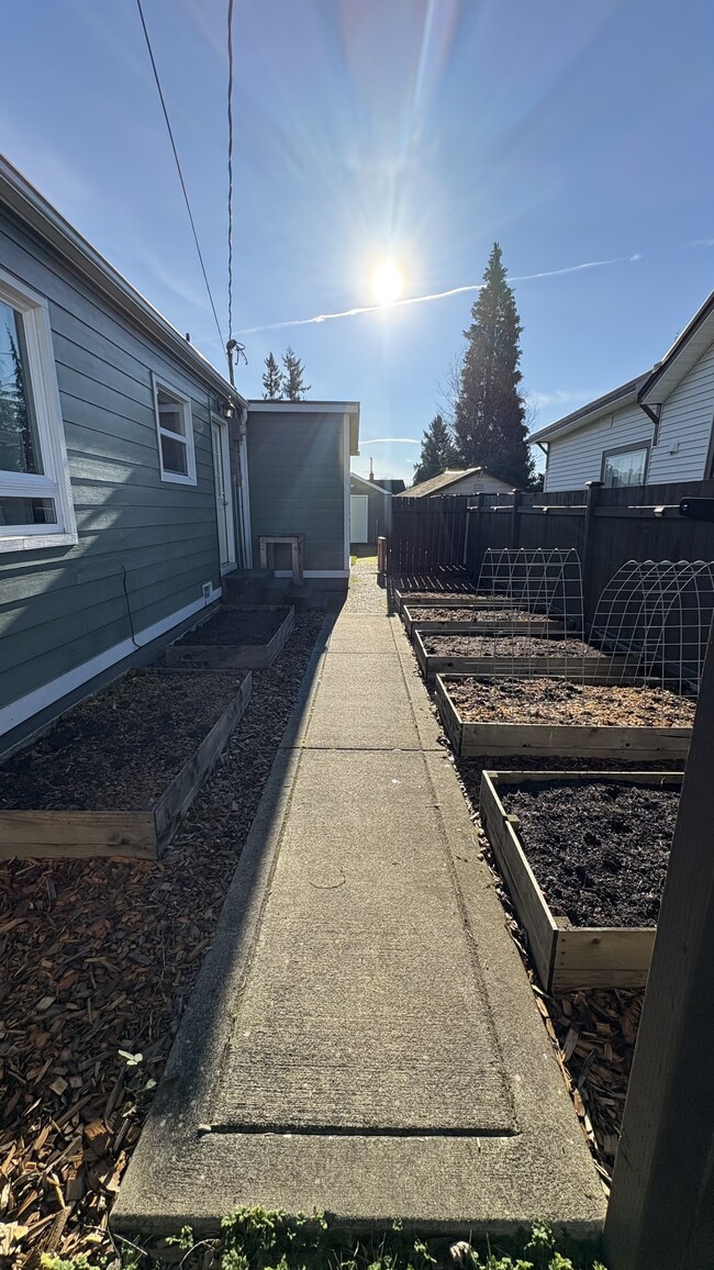 Foto del edificio - 1956 Lowell Ave