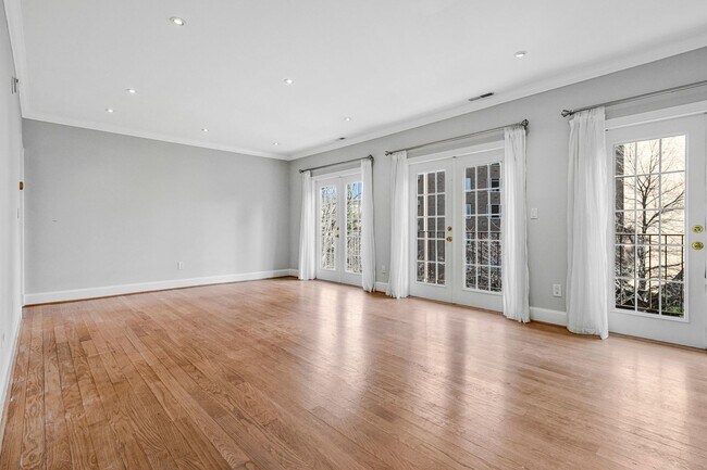 Foto del edificio - Amazing 2-level condo in American University Park! - Garage parking included!
