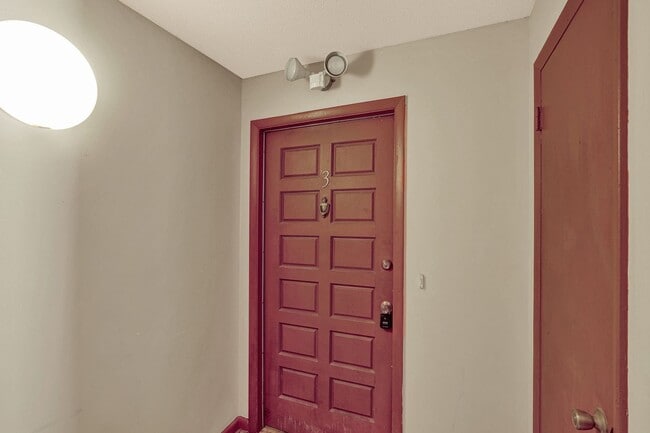 Building Photo - Move in ready 2 bedroom/ 1 bathroom condo!