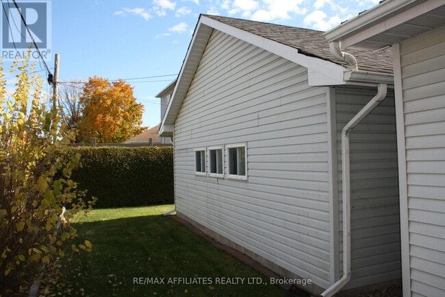 Photo du bâtiment - 1781 Queensdale Ave