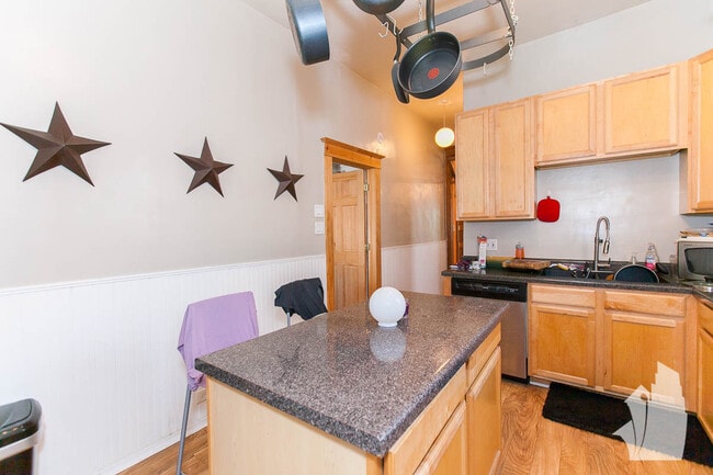 Building Photo - 3336 N Sheffield Ave