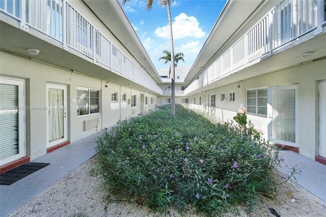 Foto del edificio - 6930 Rue Versailles Dr