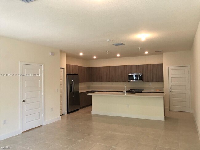 Foto del edificio - 3 br, 2.5 bath Townhome - 4721 NW 83rd Pkw...