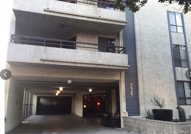 Building Photo - 225 N Rose St