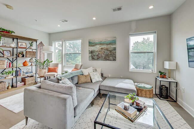 Foto del edificio - 653 Irving St NW