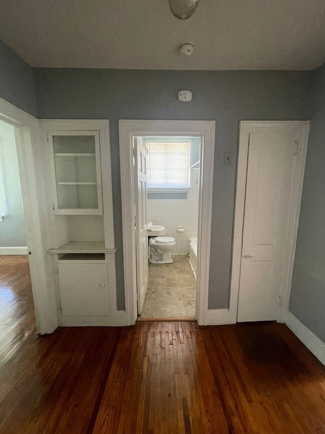 Foto del edificio - This 2 bed 1 bath duplex home is all brick...