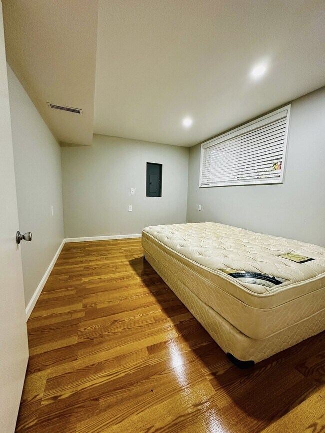 Dormitorio 1 - 1056 Olympia Ave NE