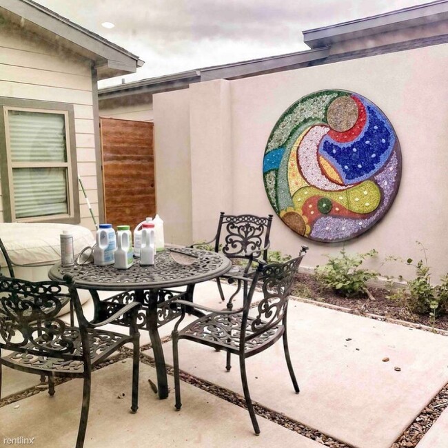 Building Photo - 2 br, 2.5 bath Duplex - 610 Camelot Drive 610