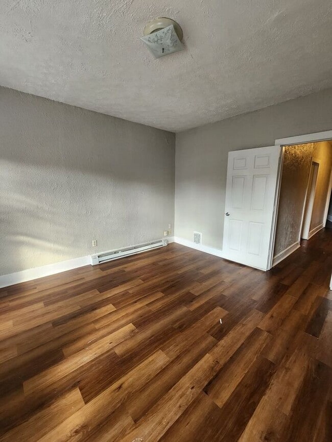 Building Photo - Spacious Three Bedroom Two Story Duplex