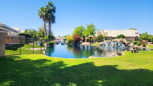 Foto del edificio - Waterfront living in Chandler!