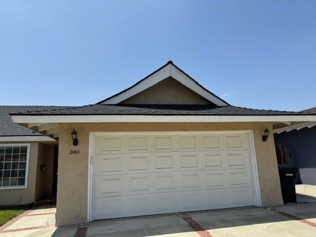 Foto del edificio - 4 bedroom 2 bath Available Now!!