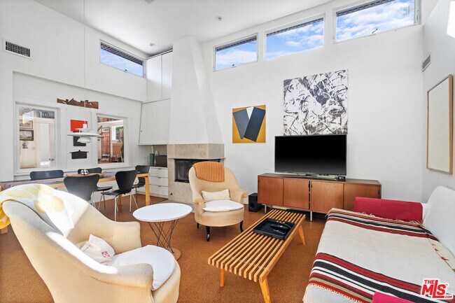 Foto del edificio - 648 Palms Blvd