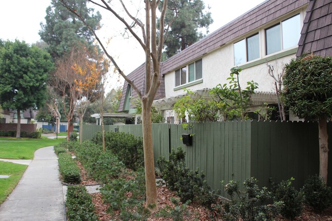 Building Photo - Newly Renovated Anaheim Townhome For Lease