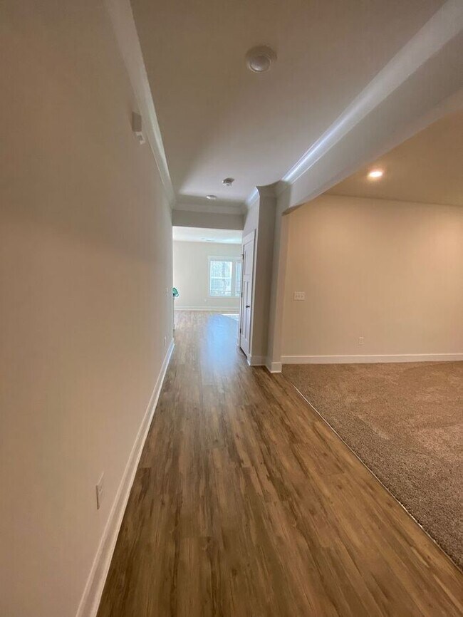 Foto del edificio - **Coming Soon! **Gorgeous and spacious!