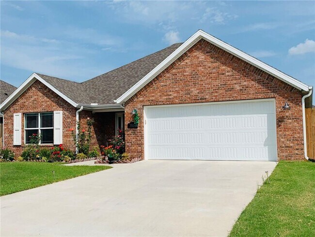 Building Photo - 3904 SW Mistletoe Ave