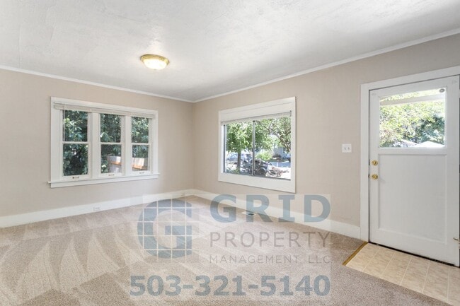 Building Photo - 2 Bedroom Home Available in Southeast Wood...