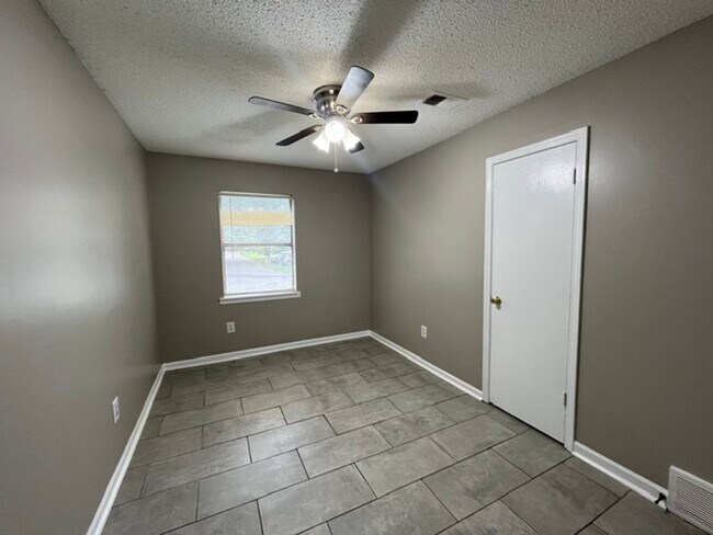 Building Photo - Renovated 3 Bedroom 1 Bath Home for Rent!!