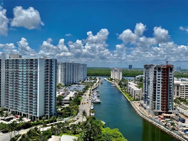 Foto del edificio - 15811 Collins Ave