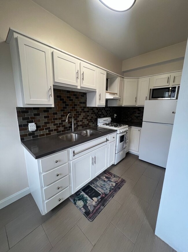 Building Photo - Historical 1922 Art Deco Building - 5th Floor 1 Bedroom, 1 Bath, All Utilities Included