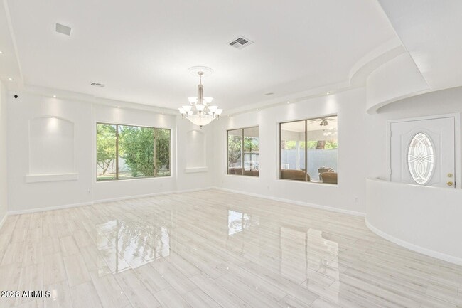 Foto del edificio - 1212 E McLellan Blvd