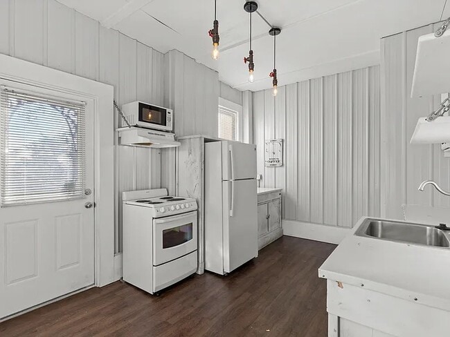 Foto del edificio - 6166 Crescent Ave