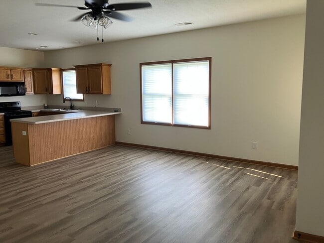 Building Photo - 1023 Laurel Tree Ct