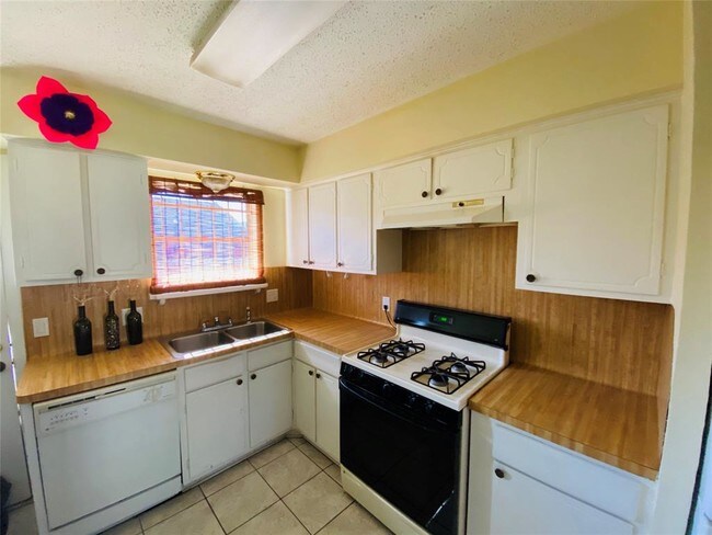 Foto del edificio - 1015 E Tri Oaks Ln