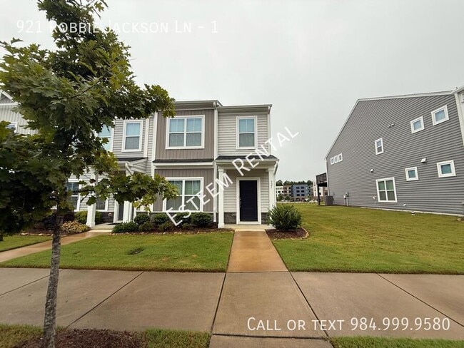 Foto del edificio - 921 Robbie Jackson Ln