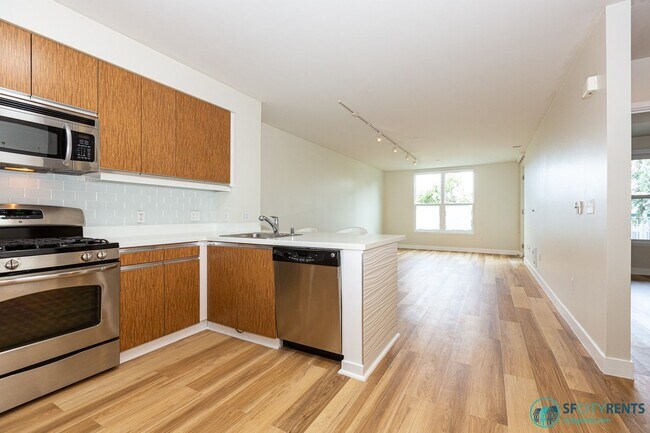 Foto del edificio - Bayview: Bi-Level 3 Bed 3 Bath w/ Parking,...