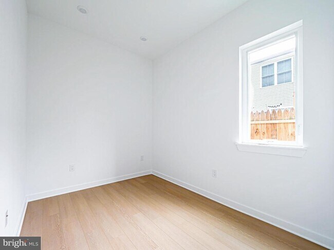 Foto del edificio - 2403 W Thompson St